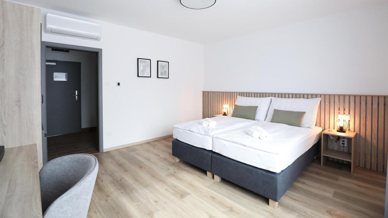Отель Dubno Eat & Sleep Nova Dubnica Экстерьер фото